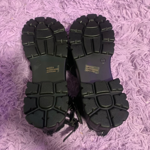 Size 12 strappy platform sandle. Black - Picture 5 of 6